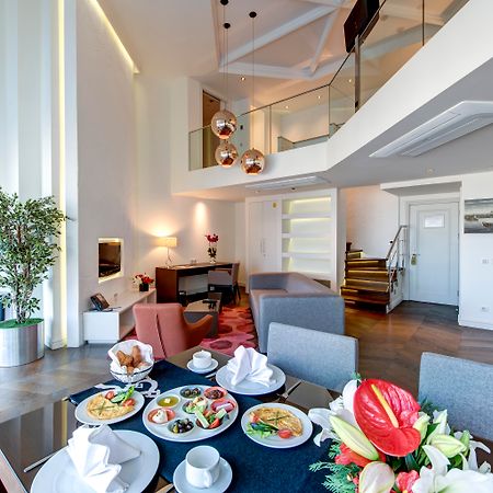 塔克西姆极乐世界酒店 伊斯坦布尔 外观 照片 The interior of a suite at the hotel